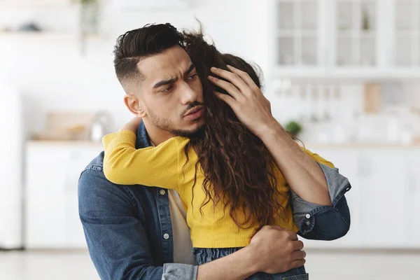 Preocupação homem árabe abraçando pequena filha, Confortando seu filho perturbado — Fotografia de Stock