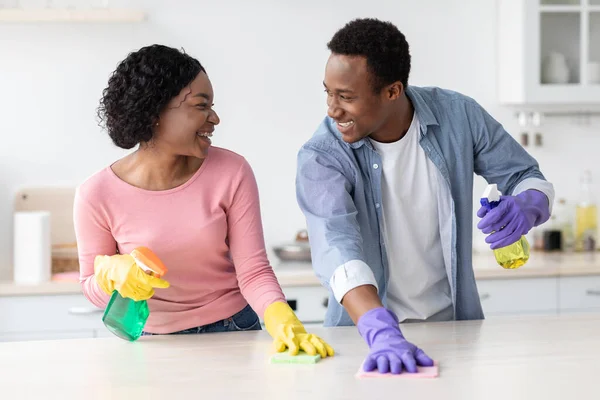 Siyahi çiftleri sever, mutfağı temizler ve birbirlerine gülümserler. — Stok fotoğraf