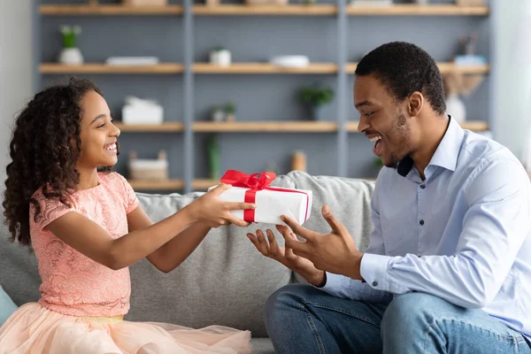 Glad afrikansk amerikansk pappa och söt dotter firar fars dag — Stockfoto