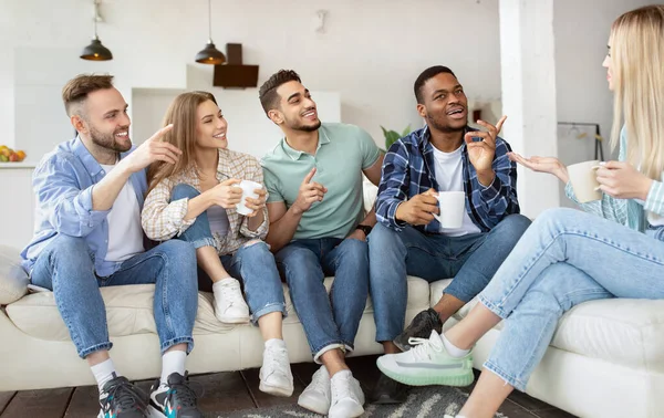 Groupe d'amis heureux milléniaux boire du thé, parler, passer du temps ensemble à la maison — Photo