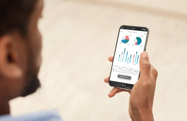 Vágott fekete ember segítségével analitikai mobil app okostelefon — Stock Fotó