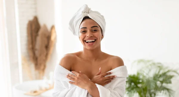 Attractive Black Lady Posing In White Bathrobe In Bathroom, Panorama — Stock Photo, Image