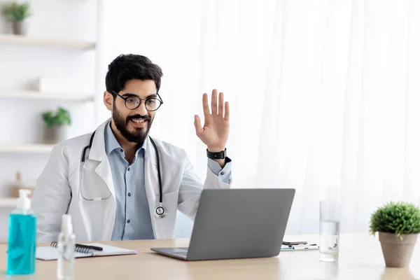 Consulte o paciente on-line no hospital moderno, serviços de altura — Fotografia de Stock