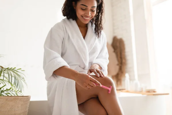 블랙 여성 Shaving Legs in Bathroom, Selective Focus On Razor — 스톡 사진