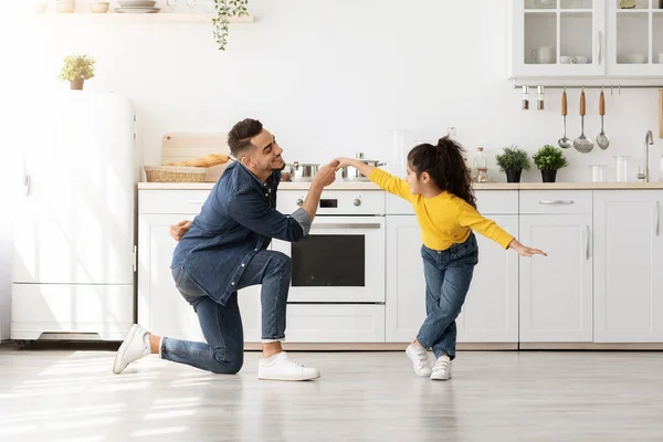 Glada arabiska far dansar med sin söta lilla dotter hemma — Stockfoto