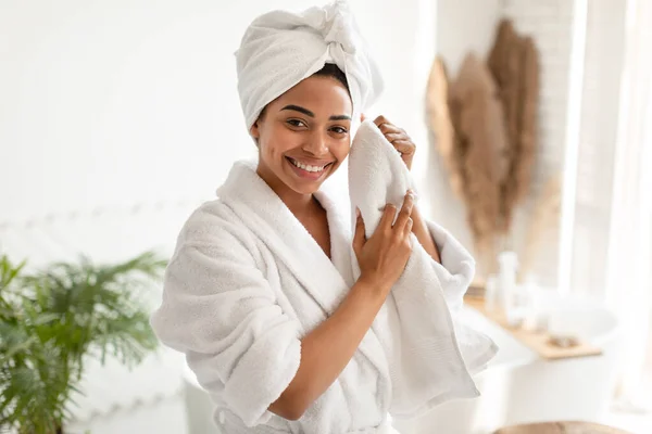 Black Woman Drying Face κάνει προσώπου skincare ρουτίνας στο μπάνιο — Φωτογραφία Αρχείου