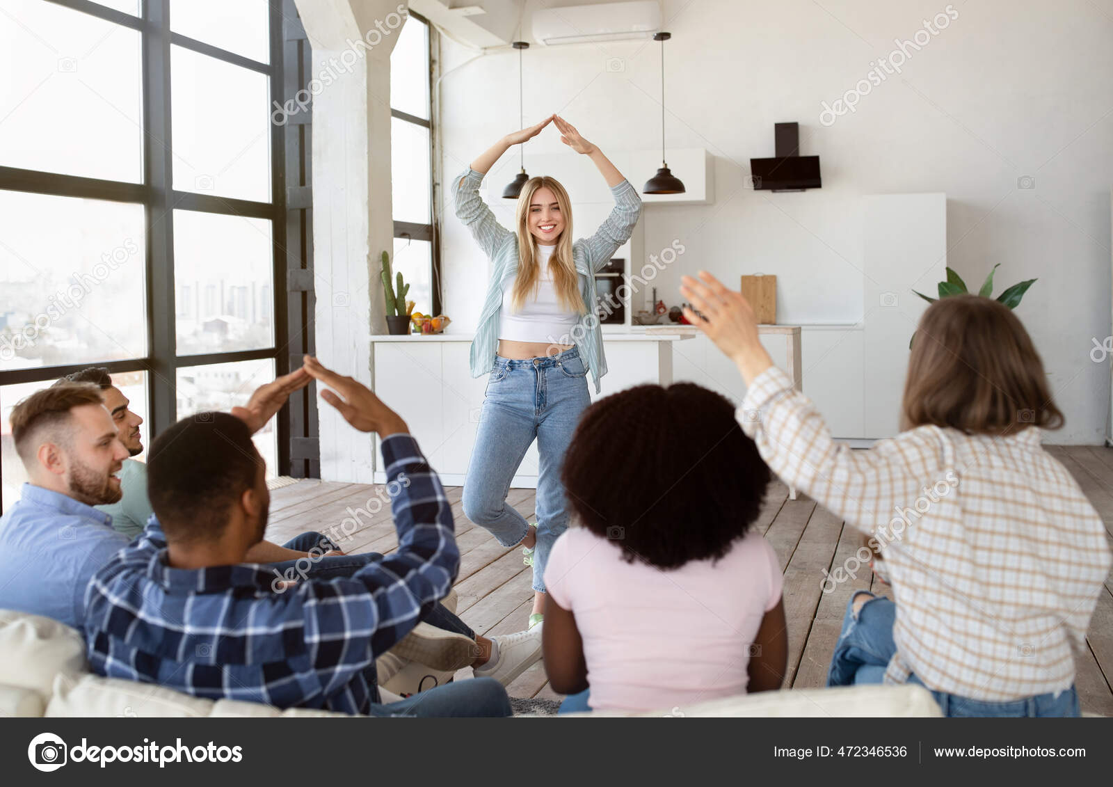 Amigos Jogando Jogo De Adivinhação De Palavras Em Casa Imagem de