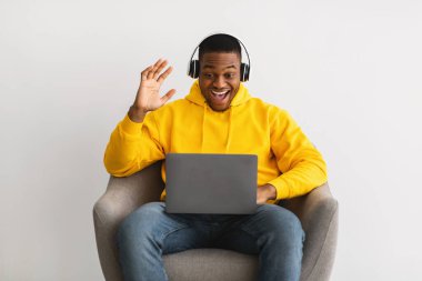 Siyah Adam Çevrimiçi İletişim Video Aracı Laptop, Gri Arkaplan