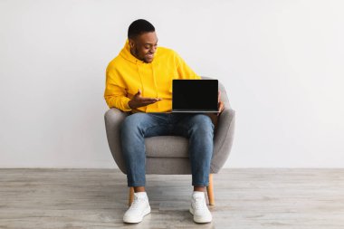 Siyah Adam Gri Arkaplan Üzerinde Boş Bilgisayar Ekranı Gösteriyor, Model