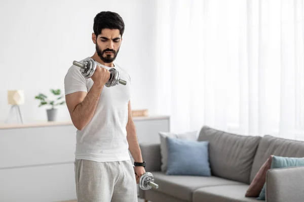 Evde güvende ol, kaslar için egzersiz yap, kilitlenme sırasında yeni normal ve egzersiz yap. — Stok fotoğraf