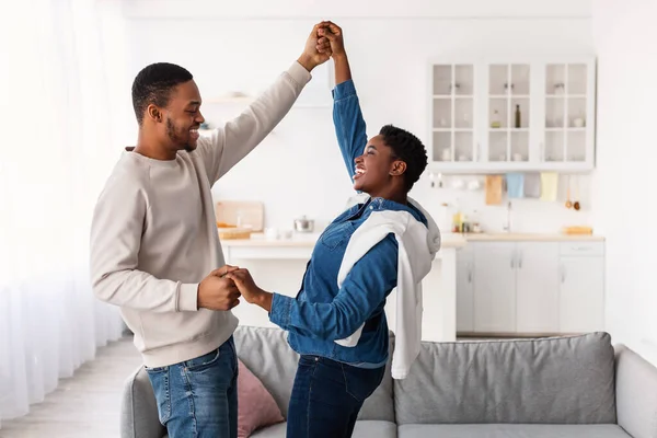 欢乐的黑人男女在家里跳舞的画像 — 图库照片