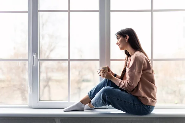 Vrouw die thuis rust in het weekend koffie drinkt — Stockfoto