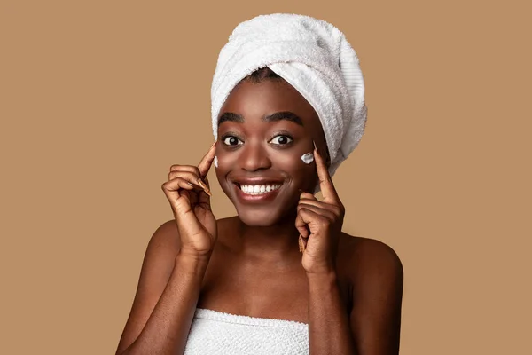 Jovem mulher americana africana bonita com creme nas bochechas — Fotografia de Stock