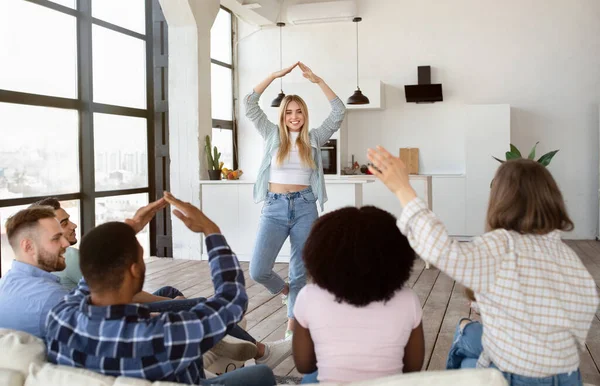 Grupo de diversa alegre amigos jogando charadas adivinhando jogo em casa — Fotografia de Stock