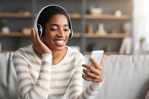 Boldog fekete nő vezeték nélküli fejhallgató Élvezi hallgatás zene Smartphone — Stock Fotó