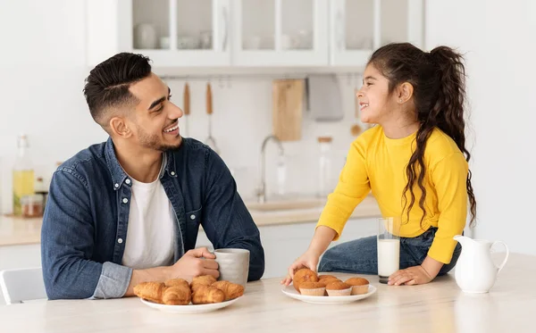 Veselý malý Arab dívka tráví čas s otcem v kuchyni — Stock fotografie