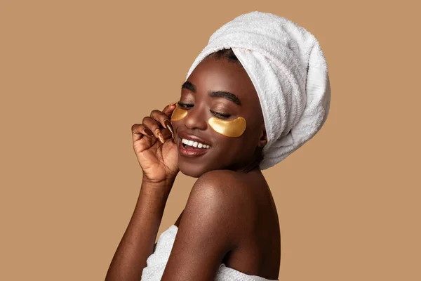 Bella donna afro-americana che indossa sotto le benda sugli occhi — Foto Stock