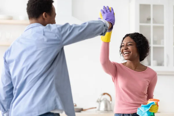 Glückliche afrikanisch-amerikanische Haushälterinnen feiern gute Arbeit, Kücheneinrichtung — Stockfoto