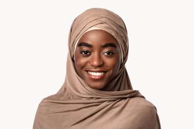 Gülümseyen güzel bir Afrikalı Amerikalı kadının portresi.