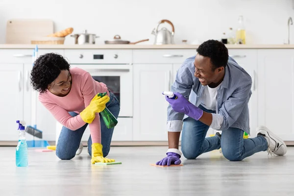 Niedliche schwarze Liebhaber schießen mit Reinigungssprays — Stockfoto