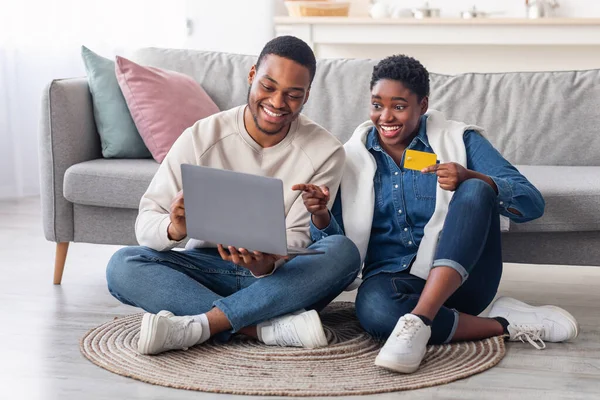 Schwarzes Paar benutzt Laptop und EC-Karte zu Hause — Stockfoto