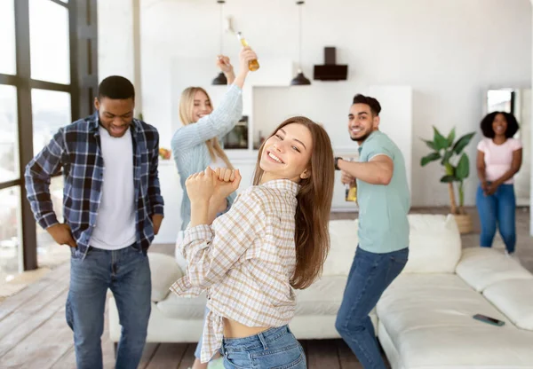 Grupo de amigos millennials diversos teniendo fiesta, bailando y bebiendo cerveza, disfrutando de fin de semana divertido juntos en casa —  Fotos de Stock