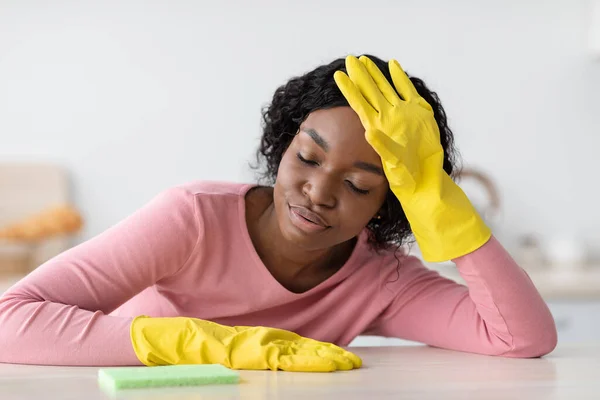 Müde schwarze Dame in Handschuhen mit Schwamm, schlief ein — Stockfoto