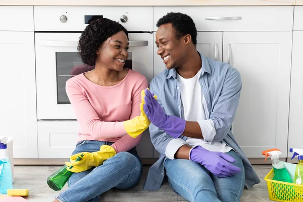 Zadowolony czarny mężczyzna i kobieta gospodynie dając przybicie piątki — Zdjęcie stockowe