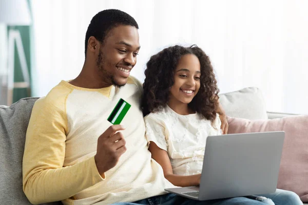 Joyeux père afro-américain et fille faisant du shopping en ligne — Photo