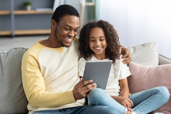 Ευτυχισμένος μαύρος μπαμπάς και κόρη χρησιμοποιώντας ψηφιακή ταμπλέτα — Φωτογραφία Αρχείου