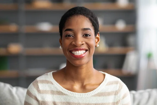 Close-up portret van gelukkig jong zwart vrouw poseren in huis interieur — Stockfoto