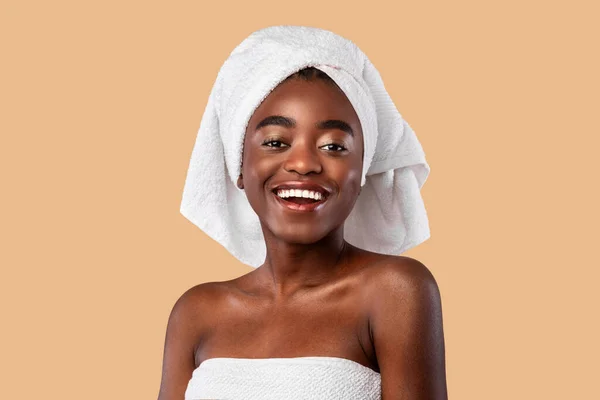 Retrato de una hermosa mujer afroamericana sonriendo —  Fotos de Stock