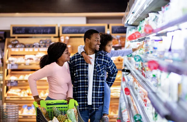 食料品店で一緒にトロリーショッピングと幸せな黒人家族の肖像画 — ストック写真