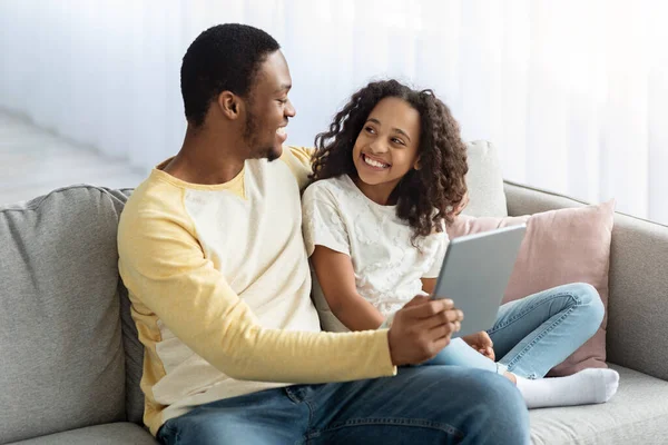 Cute african american father and kid watching cartoons — Stock Photo, Image