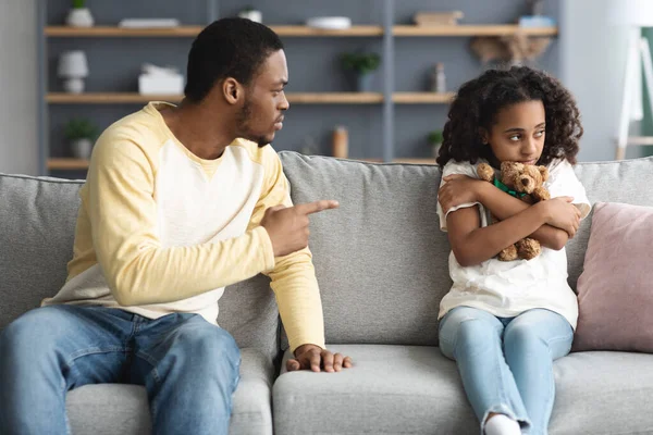 Aggressiver Vater brüllt seine kleine Tochter an — Stockfoto