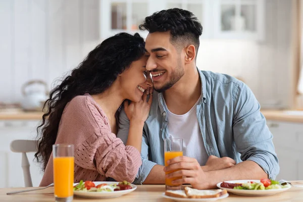 Glad romantisk arabiska par bindning medan du äter frukost i köket — Stockfoto