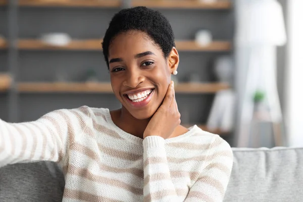 Primer plano de feliz hermosa joven negro mujer tomando selfie en casa —  Fotos de Stock