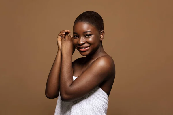 Portrait of beautiful naked african woman with flawless skin over grey background — Stock Photo