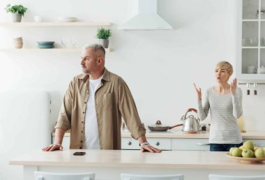 İlişkilerde zorluklar ve sorunlar, mutfaktaki skandal evdeki Cvid-19 kilitlenmesi sırasında