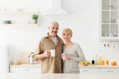 Romantik bir sabah, mutlu bir ilişki ve evde kahve içen yetişkin bir çift.