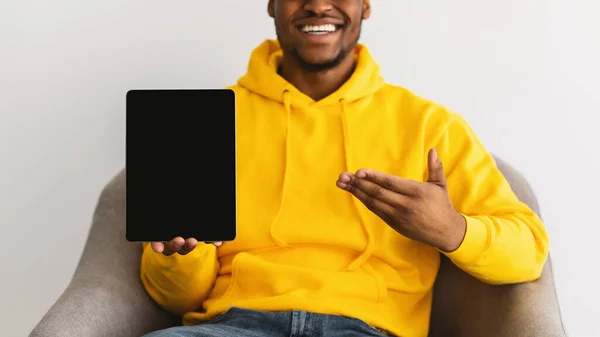 Unrecognizable Black Man Showing Tablet Screen Sitting On Gray Background — Stock Photo, Image