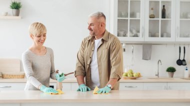 Ev işleri, ev işleri ve evde yalnızlık sırasında temizlik.