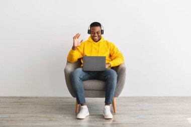 Afrikalı Adam Bilgisayarı kullanarak Video Arıyor, Gri Arkaplan