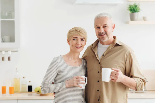 Feliz mañana juntos, pausa para el café y bebida de la mañana. Estar seguro en casa durante el covidio — Foto de Stock