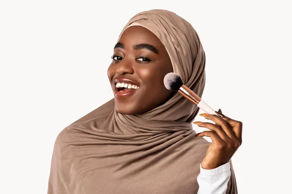 Portrait of beautiful muslim black lady with makeup brush — Stock Photo, Image