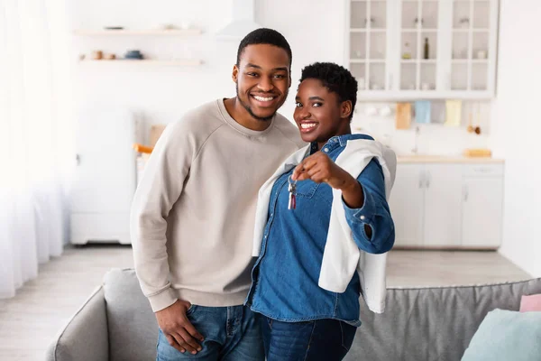 Šťastný černošky pár ukazující klíče od svého bytu — Stock fotografie