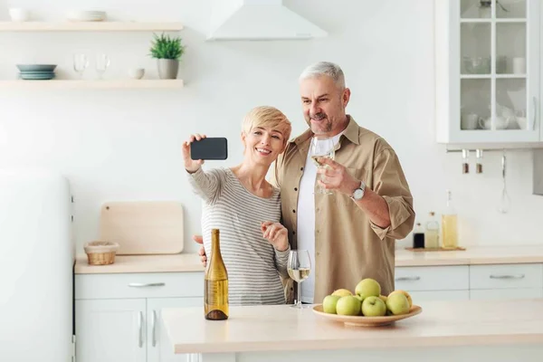 Romantiska ögonblick att komma ihåg, datum hemma under nedstängning, självisolering, ny normal — Stockfoto