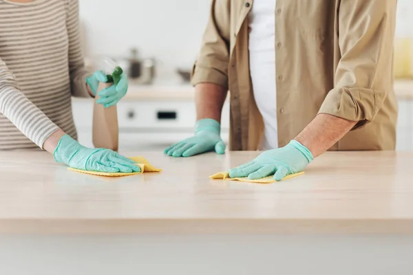 Samen schoonmaken, hygiëne en huishoudelijk werk, schoonmaakmiddelen — Stockfoto