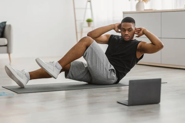 African Guy Doing Cot Pentru Knee Abs Crunches La Acasă — Fotografie, imagine de stoc