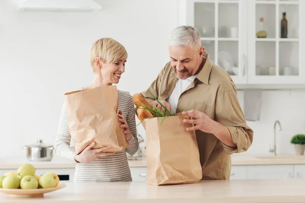 Αγοράζοντας προϊόντα για την οικογένεια για τη διατροφή και την υγειονομική περίθαλψη, online παραγγελία και παράδοση — Φωτογραφία Αρχείου